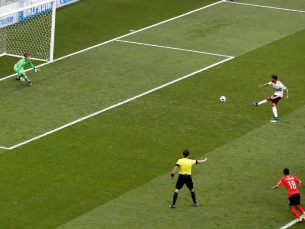 Quyền hạn thủ môn có được bắt bóng ngoài vòng cấm địa?