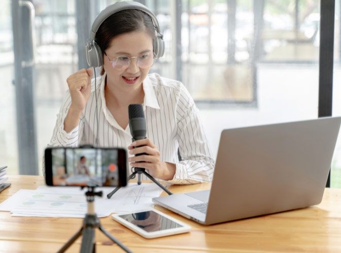 Host chương trình là người đảm nhận việc chủ trì, dẫn dắt và điều khiển chương trình