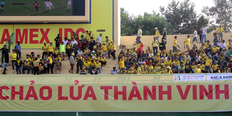 Hội cổ động viên SLNA nhuộm vàng sân khách