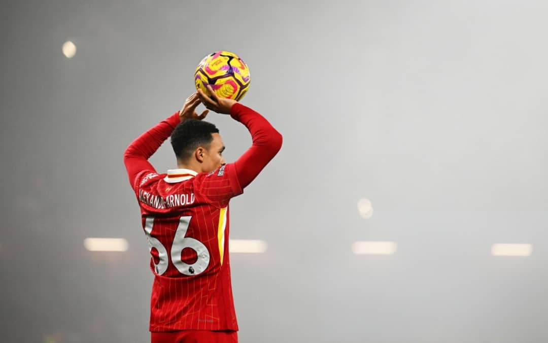 Ném biên là gì trong bóng đá