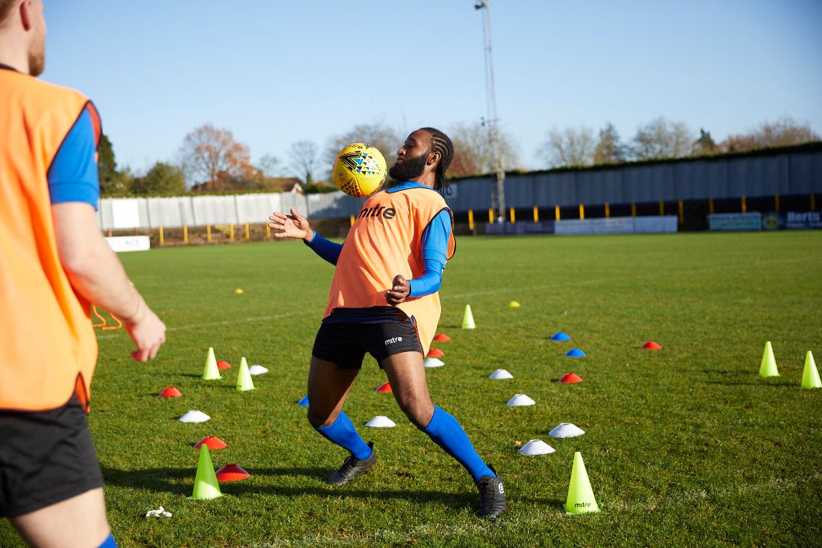 Kỹ thuật kiểm soát bóng bằng ngực chuyên nghiệp trong bóng đá