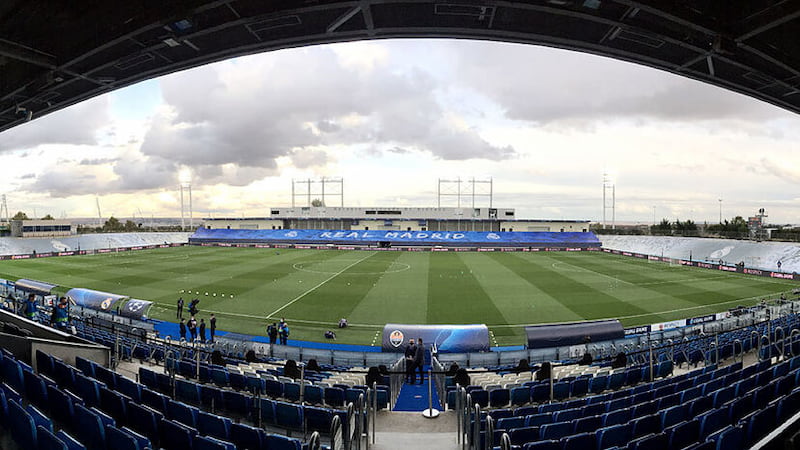 Mặt cỏ xanh mướt và hệ thống khán đài hiện đại tại Alfredo Di Stefano